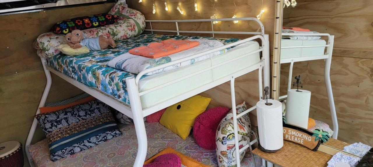 Готель Sleep Birds Glamping Trailer 5Min To The Beach Нокоміс Екстер'єр фото
